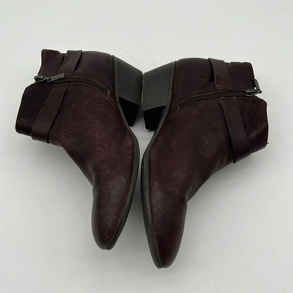Clarks Red Leather Side Zip Ankle Booties Women Size 9 BLEMISH